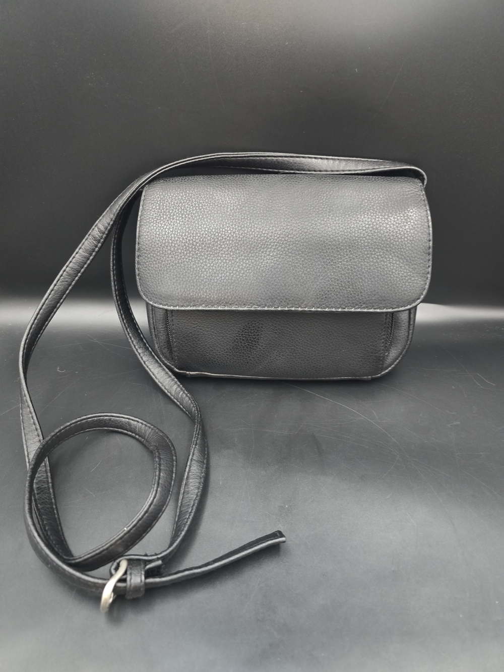 Compact Black Leather Crossbody Bag with Adjustable Strap